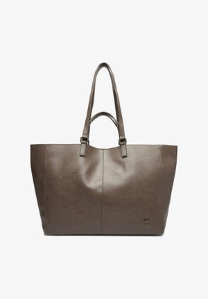 Bolso tote grande de cuero marrón con asas dobles, diseño minimalista y pequeño logotipo metálico en la esquina inferior derecha.