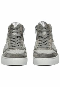 Šedé vysoké tenisky s kombinací semiše a měkké texturované látky, kulatá špička, šněrování vpředu a boční zipy; bílá gumová podrážka.