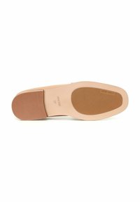 Bežiniai odiniai kulniukai su lygiu, apvaliu priekiu ir tekstūruotu guminio pado su horizontaliomis griovelėmis; prekės ženklas "Nine West" spausdintas.