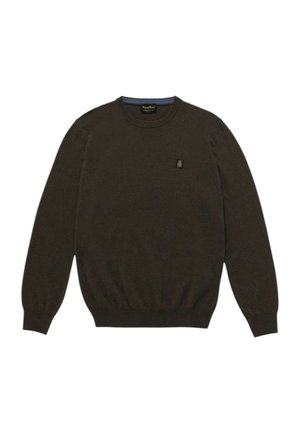 Maglione marrone scuro a maniche lunghe con scollo a girocollo, polsini e orlo a coste, caratterizzato da una piccola toppa con logo quadrato sul petto a sinistra.