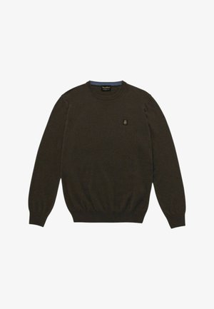 Maglione marrone scuro a maniche lunghe con scollo a girocollo, polsini e orlo a coste, caratterizzato da una piccola toppa con logo quadrato sul petto a sinistra.