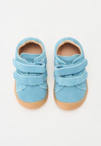 Par af små blå ruskindssko til småbørn med dobbelt Velcro-lukning og lysebrune gummisulder på hvid baggrund.