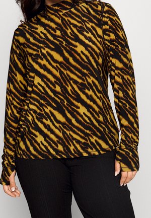 Maglia a maniche lunghe con collo alto in stampa animale nera e oro, realizzata in tessuto morbido con polsini aderenti, abbinata a pantaloni neri texturizzati.