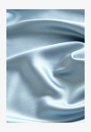 Hele sinine satiinriie, millel on sujuv ja läikiv tekstuur, millel on pehmed voldid ja kortsud, mis peegeldavad valgust õrnalt üle pinna.