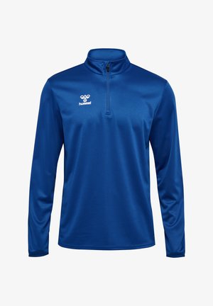 Blaues langärmliges Sportshirt mit einem halbhohen Reißverschluss, das eine glatte Textur und ein weißes Logo auf der Brust aufweist. Hergestellt aus leichtem Material.