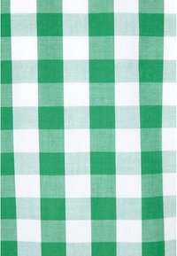 Grün-weißes Gingham-Gewebe mit einem karierter Muster aus Quadraten in verschiedenen Grüntönen. Glatte Textur, Baumwollmaterial.