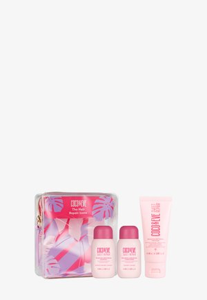 Coco & Eve haarverzorgingsset in een doorzichtige, met rits afsluitbare tas, met roze en paarse tropische ontwerpen. Inclusief twee flessen en een crème tube.