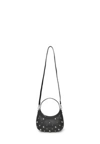 Sac à épaule en cuir noir avec des clous argentés, forme arrondie, bandoulière détachable et fermeture éclair sur le dessus. Texture lisse avec des accents brillants.
