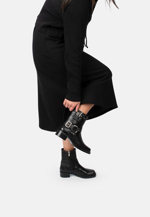 Enkellaarsjes met plateauzool - black with animalprint