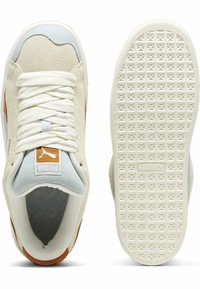 Crème en lichtblauwe sneakers met suede en textielmaterialen, ronde neus, vetersluiting en een geprofileerde rubberen zool met Puma-logo.