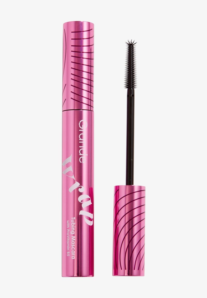 Tube de mascara métallique rose portant la mention Grande Wrap avec une brosse montrant des poils noirs et un bouchon rose assorti à côté sur fond blanc.
