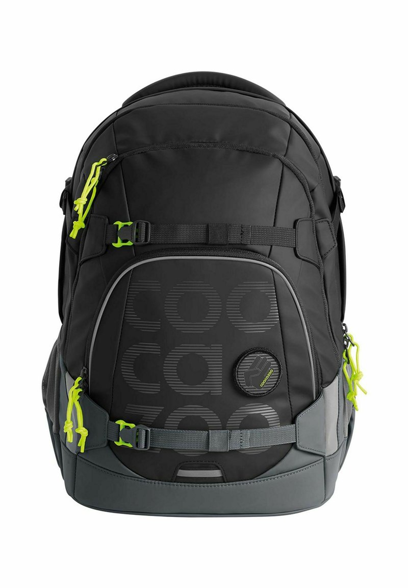 Schwarzer Rucksack mit strukturiertem Design, grauen Akzenten, gelben Reißverschlussanhängern und verstellbaren Trägern. Mit Logoschild auf der Vorderseite. Langlebiges Material.