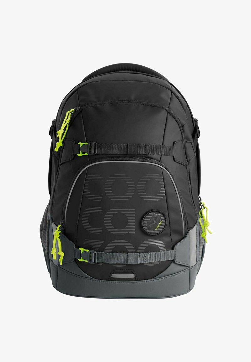 Schwarzer Rucksack mit strukturiertem Design, grauen Akzenten, gelben Reißverschlussanhängern und verstellbaren Trägern. Mit Logoschild auf der Vorderseite. Langlebiges Material.