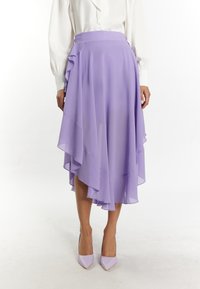 Lavender chiffon rok met gelaagde ruffles, een asymmetrische zoom en een aansluitende tailleband, gecombineerd met bijpassende pumps met spitse neuzen.