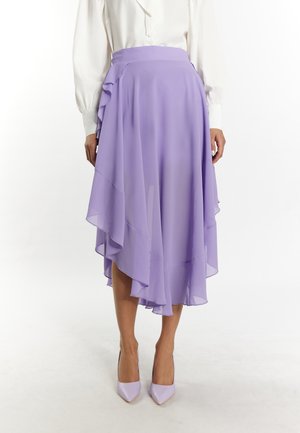 Lavender chiffon rok met gelaagde ruffles, een asymmetrische zoom en een aansluitende tailleband, gecombineerd met bijpassende pumps met spitse neuzen.