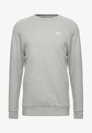 Sweat-shirt Adidas gris clair à col rond avec manches longues et petit logo Adidas blanc sur la poitrine gauche.
