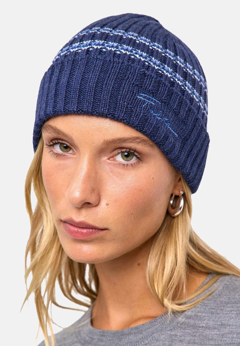 Beanie navale lavorato a maglia con texture a coste, caratterizzato da strisce azzurro chiaro e ricami sottili. Materiale morbido e caldo adatto per il clima freddo.