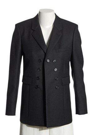 Blazer negro de doble botonadura con seis botones, solapas con muesca y bolsillos delanteros, presentado en un torso de maniquí blanco.