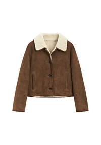 Bruine faux-suède cropped jas met een beige schapenvacht kraag, voorzien van zwarte knopen en twee zijzakken. Zachte textuur en eenvoudig ontwerp.