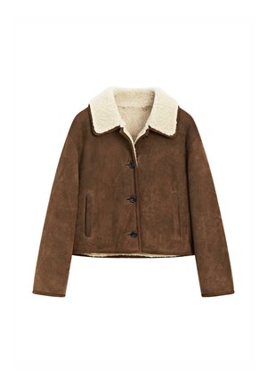 Brun faux-suede kort jacka med en beige shearlingkrage, med svarta knappar och två sidofickor. Mjuk textur och enkel design.