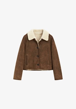 Brązowa kurtka z sztucznego zamszu, krótka, z beżowym kołnierzem z owczej wełny, ozdobiona czarnymi guzikami i dwoma kieszeniami po bokach. Miękka w dotyku i o prostym fasonie.