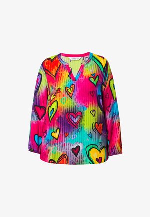 Túnica colorida de manga larga con escote en V, confeccionada en una tela ligera con un vibrante patrón de corazones sobre un fondo multicolor.
