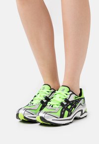ASICS SportStyle GEL PRELEUS - Sapatilhas - hazard green/black