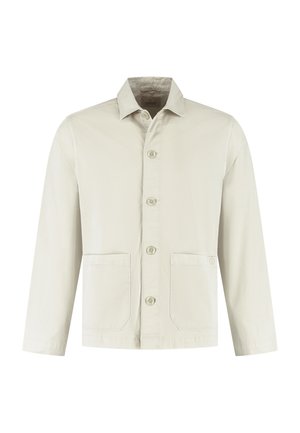 Veste boutonnée beige clair avec col, manches longues et deux poches plaquées à l'avant, présentée sur un fond blanc.