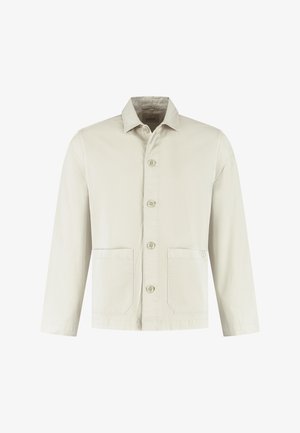 Veste boutonnée beige clair avec col, manches longues et deux poches plaquées à l'avant, présentée sur un fond blanc.