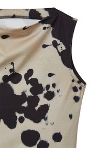 Top senza maniche in tessuto morbido con sfondo beige e ampi motivi di macchie nere. Girocollo e dettagli di cucitura curati.