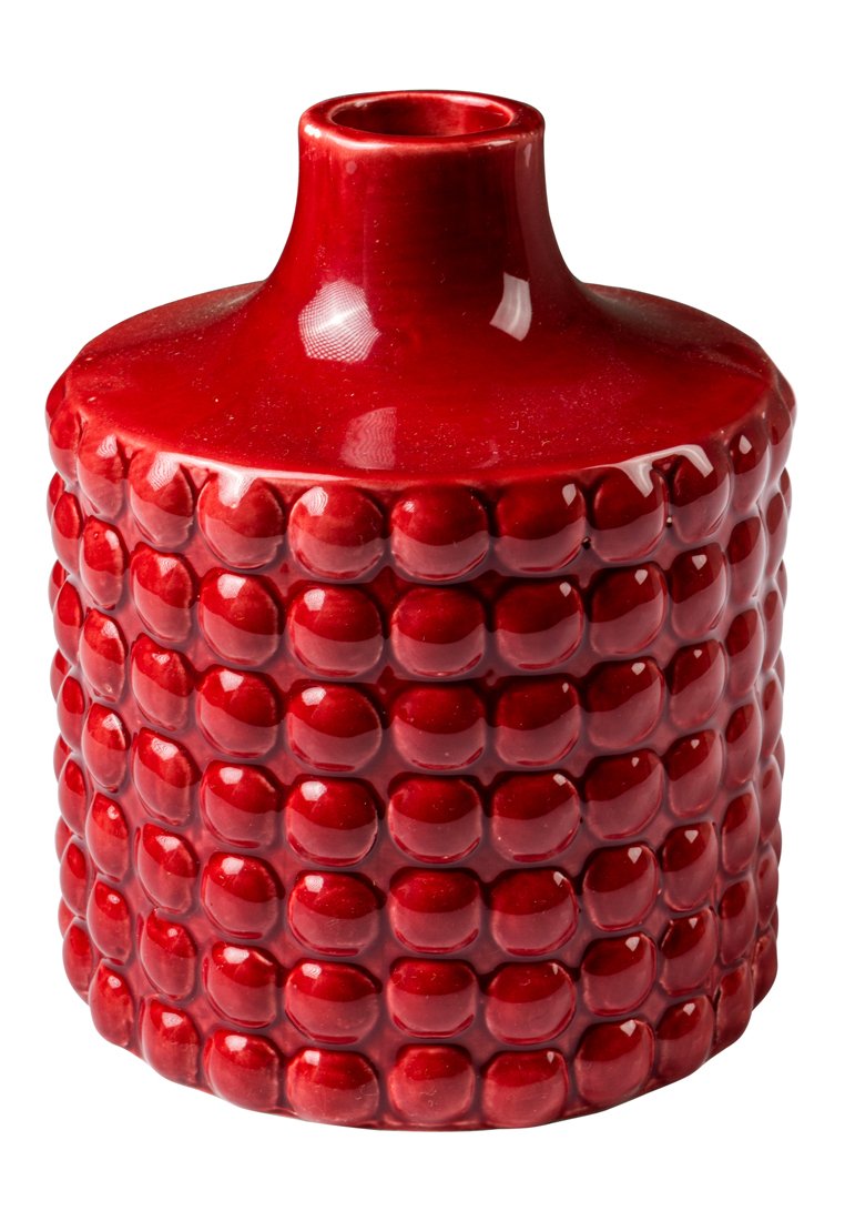Vaso ceramico rosso lucido con motivo testurizzato rettangolare arrotondato e collo stretto su uno sfondo bianco.