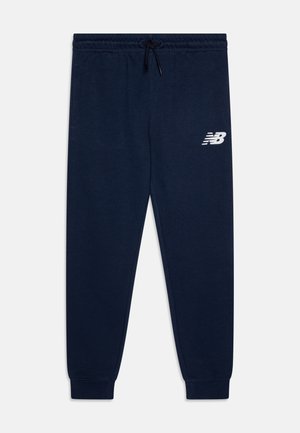 Marineblaue Jogginghose mit Kordelzugbund, gerippten Bündchen und weißem "New Balance"-Logo am linken Oberschenkel. Hergestellt aus weichem Stoff.