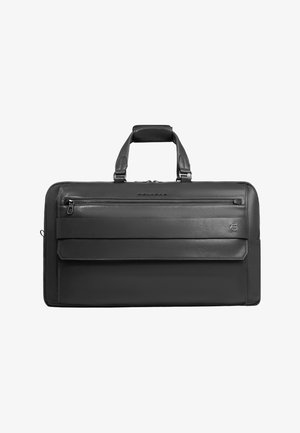 Maletín negro de cuero con doble asa, bolsillo frontal con cremallera y gran bolsillo con solapa, diseñado para uso profesional o de viaje.