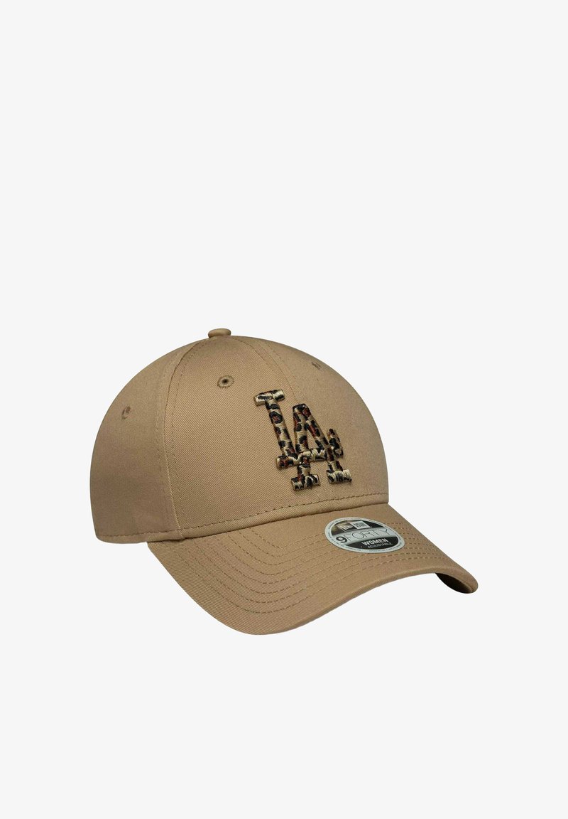 Casquette de baseball beige avec une visière incurvée et un logo brodé "LA" en imprimé léopard sur le panneau avant.