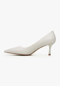 Białe skórzane buty na wysokim obcasie z ostro zakończonym noskiem i smukłym obcasem typu stiletto. Gładka tekstura, minimalistyczny design oraz naturalne drewniane wykończenie u podstawy obcasa.