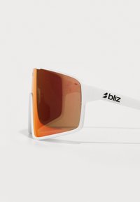 Saulesbrilles ar baltu plastmasas rāmi un brūni-oranžiem spoguļlēcēm, ar kvadrātveida formu un zīmola logo "bliz" uz rokas.
