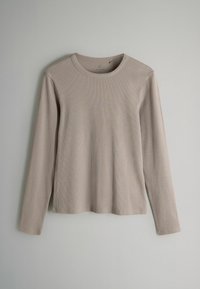 Hellbeige Langarm-T-Shirt aus Rippstoff. Verfügt über einen Rundhalsausschnitt und einen geraden Saum, mit einer weichen, strukturierten Oberfläche.