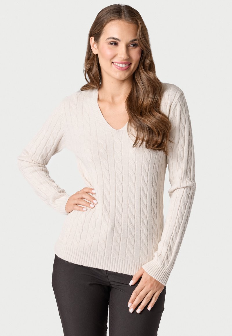 Cremefarbener Strickpullover mit V-Ausschnitt und langen Ärmeln. Mit Kabelstrickmuster sowie gerippten Bündchen und Saum.
