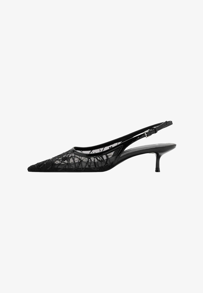 Chaussure slingback noire à bout pointu avec petit talon kitten et tige en mesh transparent décorée de coutures noires abstraites.