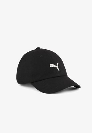 Sorte baseballkappe lavet af bomuld med en buet skygge, prydet med et hvidt broderet Puma-logo på fronten. Seks ventilationshuller.