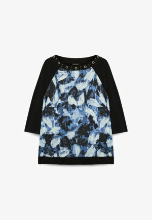 Schwarz-blaues Oberteil mit Dreiviertelärmeln, das ein abstraktes blau-weißes Muster aufweist, verstärkter Ausschnitt mit silbernen Ösen.