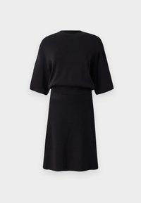 Fekete kötött ruha kerek nyakkal, rövid denevérujjakkal és testhez simuló derékkal. Simább textúrájú, térd hosszúságú, és egyszerű sziluettel rendelkezik.