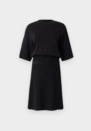 Melnā adīta kleita ar noapaļotu apkakli, īsām batwing piedurknēm un pieguļošu jostu. Gluda tekstūra, līdz ceļiem un vienkārša silueta.