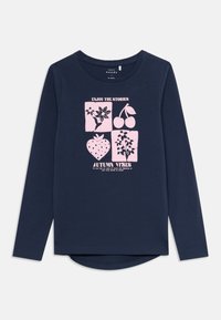 Langärmliges navy-blaues Shirt mit einer pinken Grafik, die Illustrationen von Früchten und Blumen sowie den Text "Genieße die Geschichten" und "Herbststimmung" zeigt.
