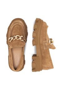 Semišové mokasíny v hnedej farbe s masívnou podrážkou a zlatým retiazkou. Elegantný dizajn s textúrovaným povrchom a výrazným, robustným vzorom na podrážke.