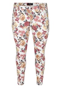 Jeans skinny con stampa floreale su sfondo bianco, caratterizzati da grandi fiori gialli, rossi e rosa, e rifiniture nere a forma di foglia.