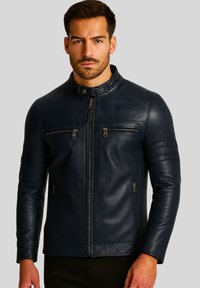 Dunkelblaue Lederjacke mit Stehkragen, Frontreißverschluss und drei Reißverschlusstaschen; mit gerippten Akzenten an Schultern und Ärmeln.