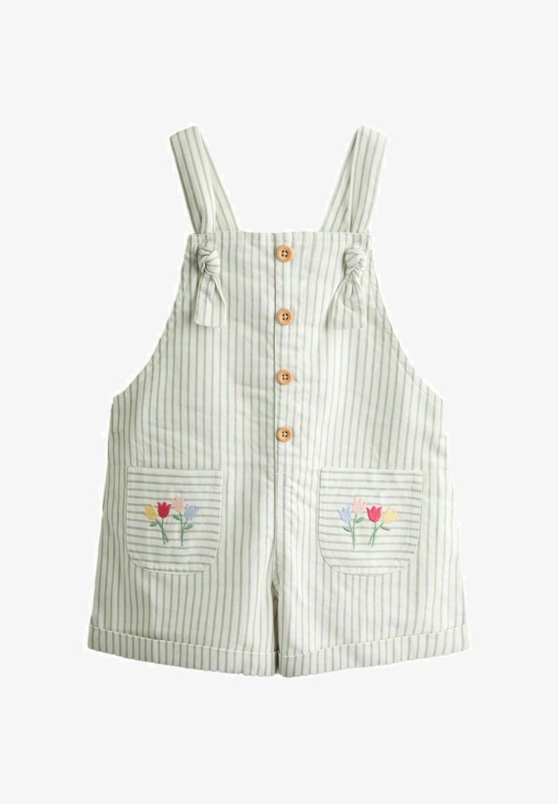Detské biele krátke nohavice s tenkými zelenými vertikálnymi pruhmi, drevenými gombíkmi vpredu, viazanými ramennými popruhmi a kvetinovou výšivkou na predných vreckách.