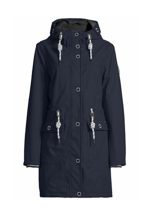 Marineblauwe capuchon parka met witte trekkoorden, voorste drukknoopsluiting en klepzakken op een witte achtergrond.