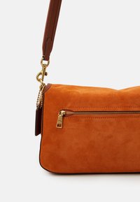 COACH MIXED FLAP SOFT TABBY SHOULDER BAG - Mala de mão - canyon/multi